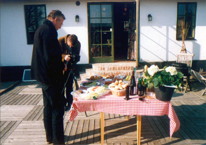 Lars redigerar matfoto på uteplatsen