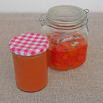 Konserverade tomater och tomatketchup i glasburkar